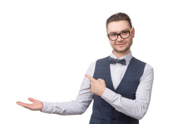 Mutlu sunulması ve teşvik genç işadamı beyaz izole