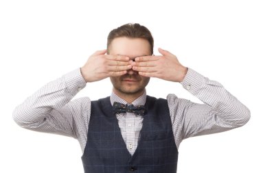 genç adam gözleri üzerinde beyaz izole el ile kapalı