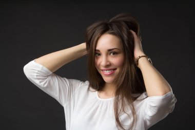 güzel bir genç gülümseyen kız portresi