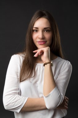 Genç ve güzel bir kızın portresi