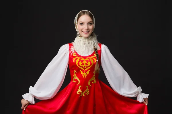 Mooi lachende Kaukasische meisje in Russische folk kostuum — Stockfoto