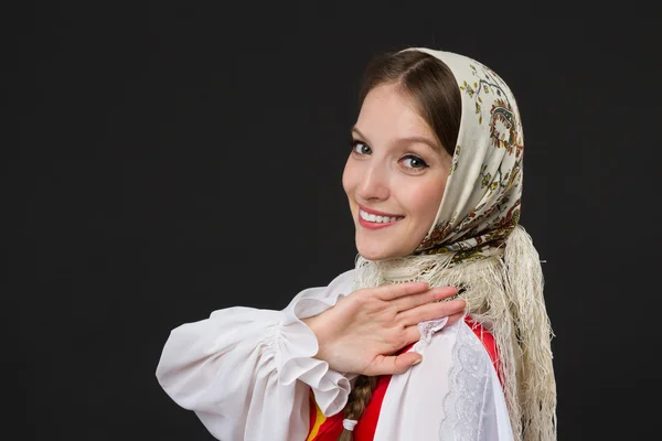 Bela menina branca sorridente em traje popular russo — Fotografia de Stock