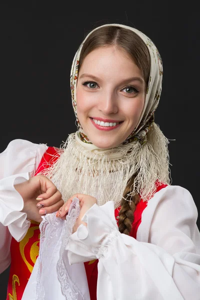 Mooi lachende Kaukasische meisje in Russische folk kostuum — Stockfoto