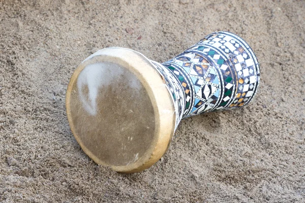 Барабан Египта лежит на песке . — стоковое фото