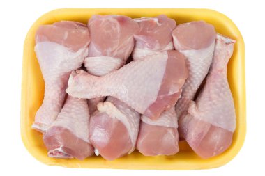 beyaz izole çiğ tavuk budu