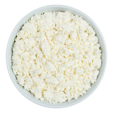 Beyaz arka planda izole edilmiş beyaz bir fincanda yağsız peynir. Üst görünüm.