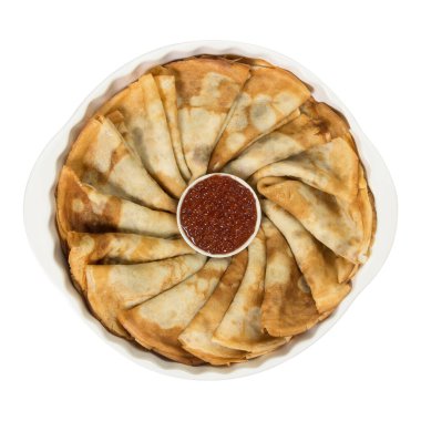 Beyaz arka planda izole edilmiş seramik tabakta havyarlı gözleme. Yukarıdan görüntüle.