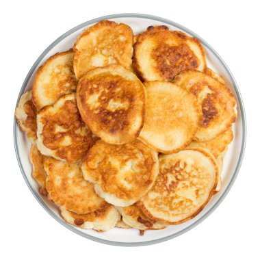 Beyaz arka planda izole edilmiş bir tabakta ev yapımı krepler. Yukarıdan görüntüle.