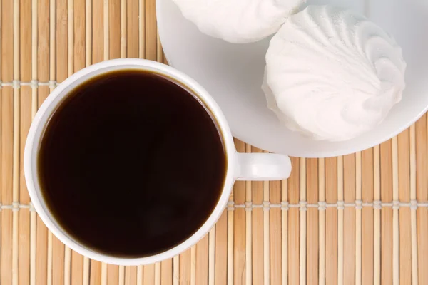 Kopp kaffe och marshmallow på en tallrik ovanifrån — Stockfoto