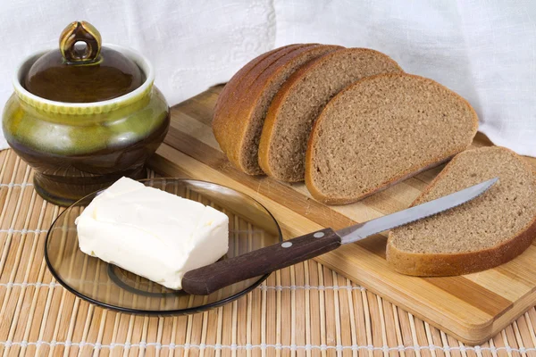 Pane di segale che giace su una tavola da cucina — Foto Stock