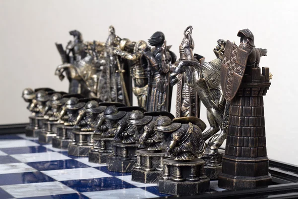 Чорні шахи на дошці — стокове фото