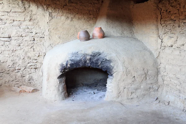 The furnace of a bronze century with the ceramic pots standing on it — Stock Photo, Image