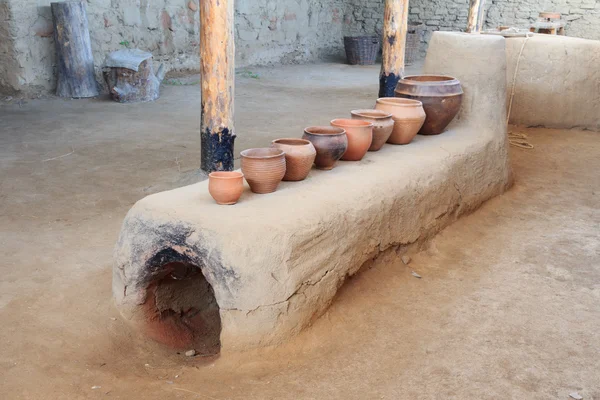 El horno de un siglo de bronce con las ollas de cerámica de pie sobre él — Foto de Stock