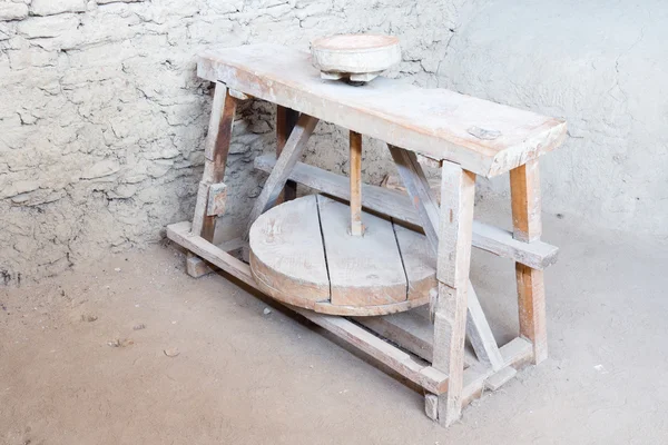 La máquina de madera para la producción de ollas de cerámica — Foto de Stock
