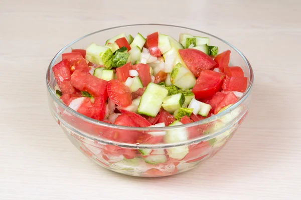 Sebze salatası soğan, domates ve salatalık ile