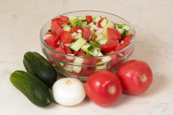 Ensalada de verduras con cebolla, tomate y pepino — Foto de Stock