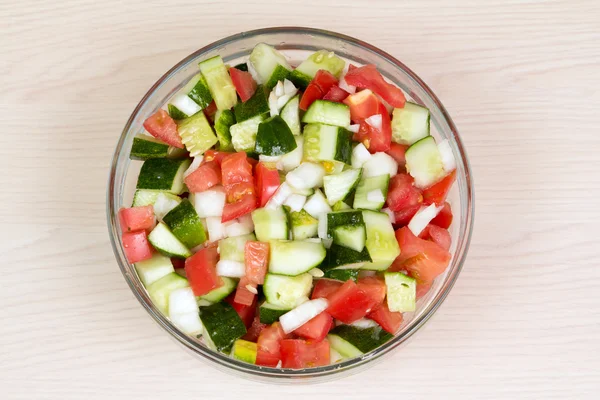 Ensalada de verduras con cebolla, tomate y pepino — Foto de Stock