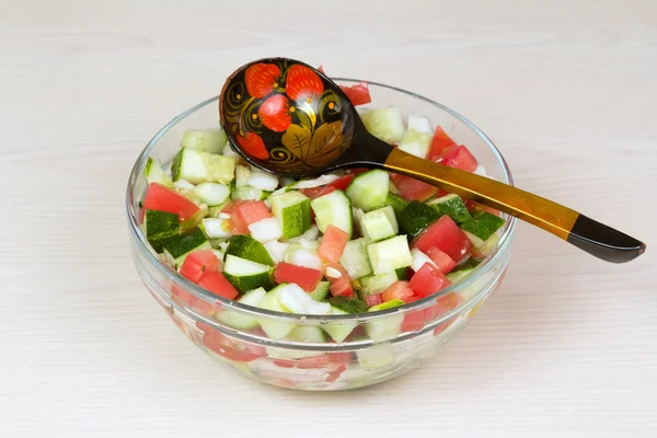 Salada de legumes com cebola, tomate e pepino — Fotografia de Stock