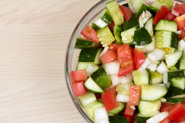 Ensalada de verduras con cebolla, tomate y pepino — Foto de Stock