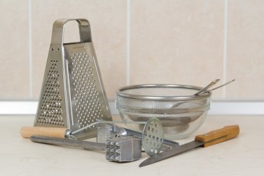 Mutfak masasında duran ev eşyaları