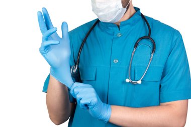 Bilinmeyen erkek doktor giyim eldiven üzerinde beyaz izole