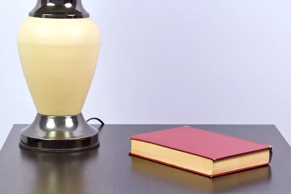 Красная книга на кофейном столике — стоковое фото