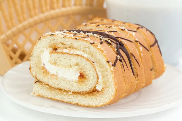 Rollo de albaricoque en un plato — Foto de Stock