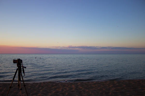 Fotoğraf makinesi tripod üzerinde