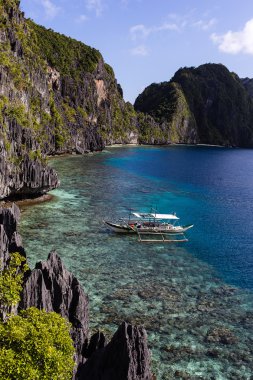 Denize yakın (Filipinler El Nido Palawan Adası balıkçılık ve gezi tekne mevcuttur)