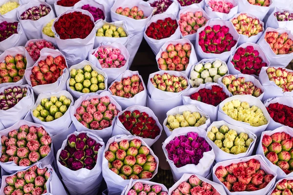 Boeketten van bloemen zijn op de bloemenmarkt in Hong Kong (China) — Stockfoto