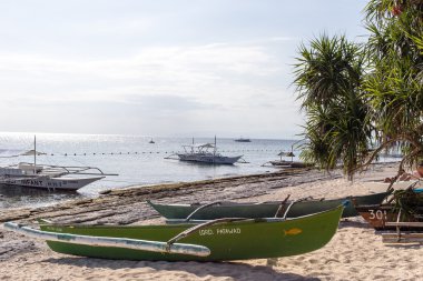 (Filipinler El Nido Palawan Adası yakınında sahilde bir balıkçı ve gezi tekne olduğunu)