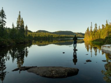 Kuzey Quebec 'teki göl manzarası