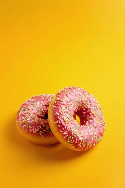 Два Рожеві Пончики Жовтому Фоні Видом Зверху Копіювати Простір — стокове фото