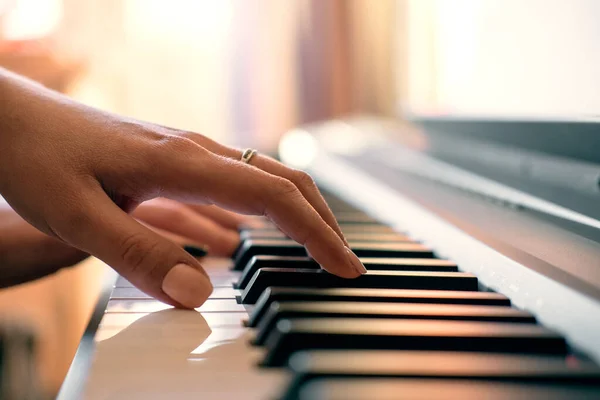 Manos Mujer Tocando Piano —  Fotos de Stock