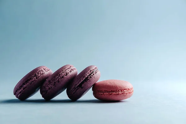 Roze Macarones Blauwe Achtergrond — Stockfoto
