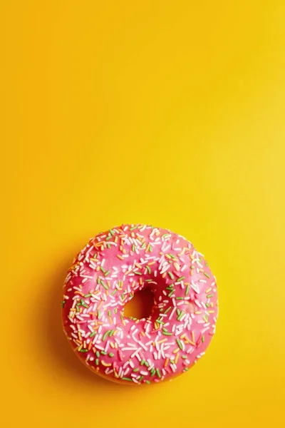 Roze Donut Gele Achtergrond Bovenaanzicht Kopieerruimte — Stockfoto