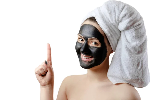 Närbild Porträtt Vacker Kvinna Med Ansiktsbehandling Svart Mask Vit Bakgrund — Stockfoto