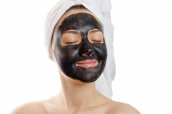 Närbild Porträtt Vacker Kvinna Med Ansiktsbehandling Svart Mask Vit Bakgrund — Stockfoto