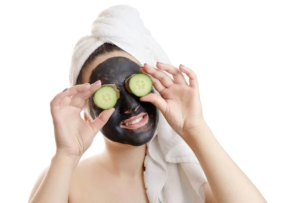 Yüzünde Siyah Maske Ellerinde Salatalık Dilimleri Kafasında Beyaz Havluyla Mutlu — Stok fotoğraf