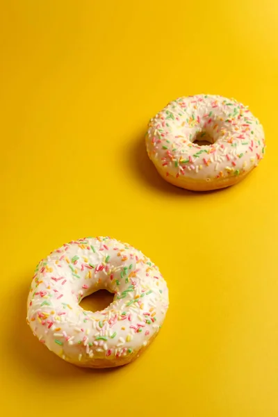 Twee Witte Donuts Gele Achtergrond Bovenaanzicht — Stockfoto