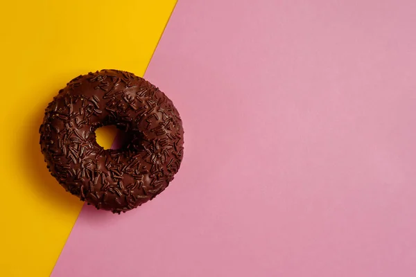 Chocolade Donut Roze Gele Achtergrond — Stockfoto
