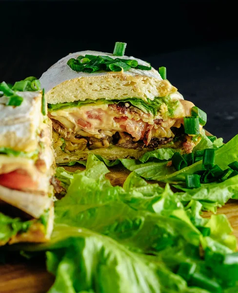 Grote Sandwich Zwarte Achtergrond Straat Eten Fast Food Zelfgemaakte Hamburgers — Stockfoto