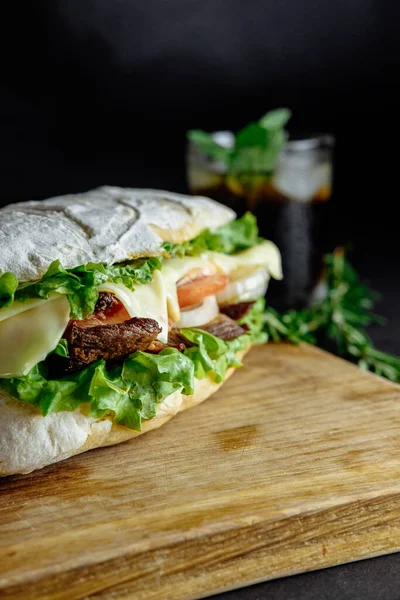 Grote Sandwich Zwarte Achtergrond Rozemarijn Komkommer Houten Bord Street Food — Stockfoto