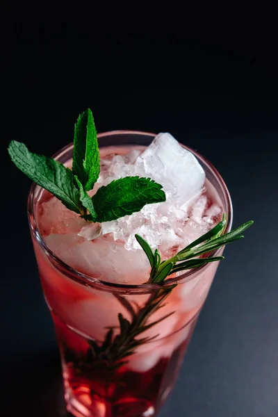 Roze Cocktail Met Munt Rozemarijn Zwarte Achtergrond Close Zicht Van — Stockfoto
