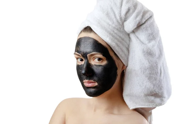 Retrato Cerca Hermosa Mujer Con Máscara Facial Negro Sobre Fondo — Foto de Stock