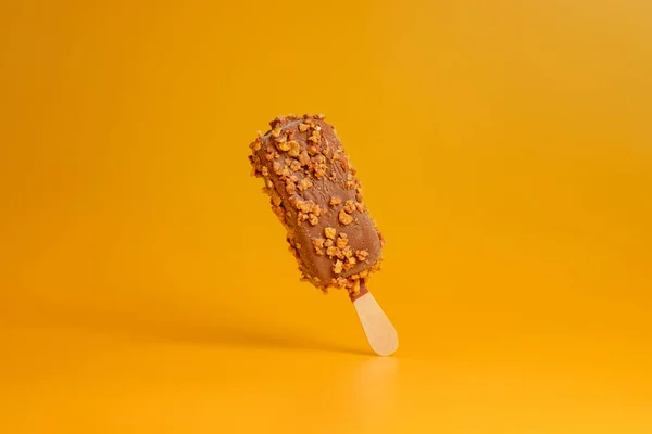 Gelado Chocolate Picolé Fundo Amarelo — Fotografia de Stock