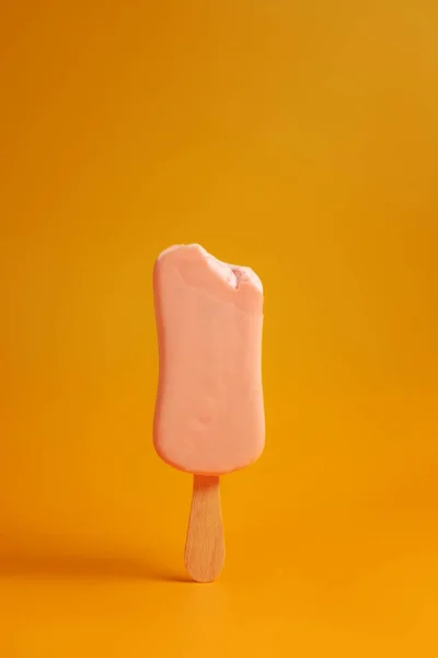 Gelado Rosa Picolé Fundo Amarelo Mordido Fora Uma Peça — Fotografia de Stock