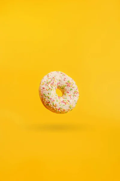 Donut Sur Fond Jaune Avec Ombre Suspendue Dans Air — Photo