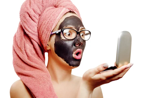 Flicka Med Svart Ansiktsmask Vit Bakgrund Närbild Porträtt Isolerad Rosa — Stockfoto