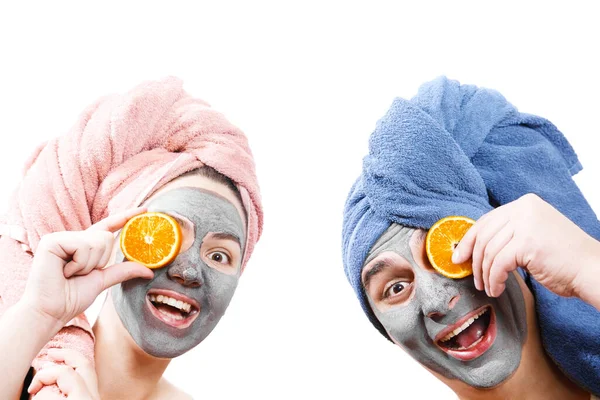 Cara Com Uma Menina Olha Para Câmera Segure Fatias Laranja — Fotografia de Stock